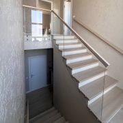  Світлі скляні сходи в ЖК Great фото-3