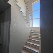  Світлі скляні сходи в ЖК Great фото-2