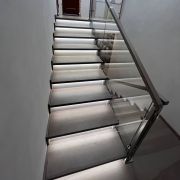 Лестница с подсветкой и стеклом в Киеве фото-3